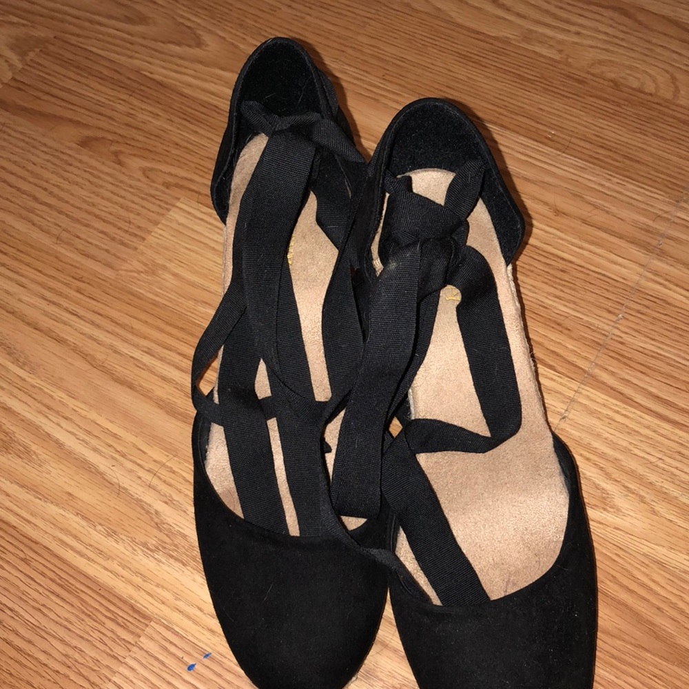 Black wedges